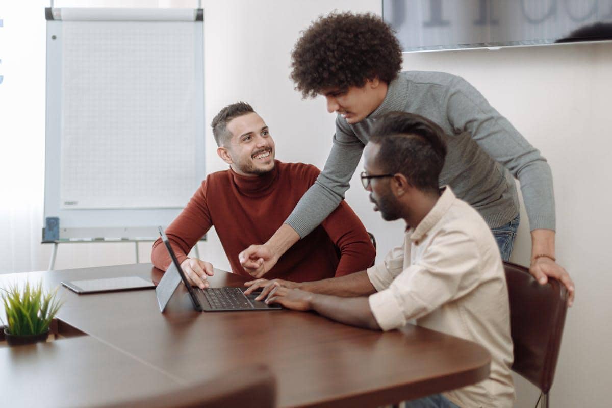 ilustrasi pilih bestie kantor buat jadi PIC