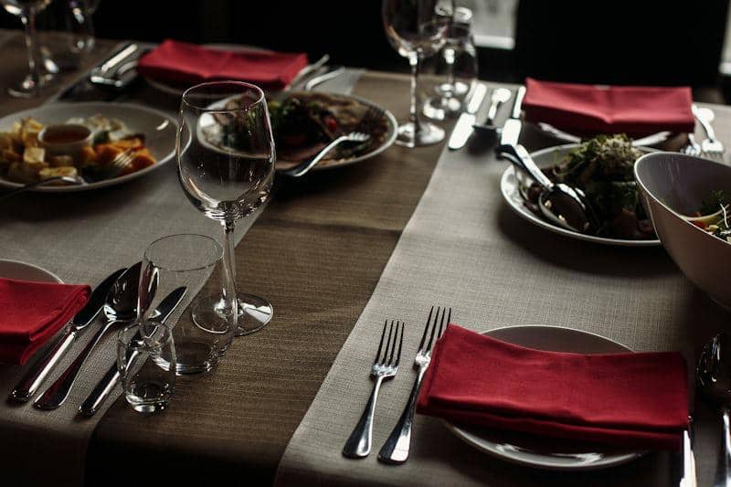 5 Cara Membersihkan Peralatan Makan Berbahan Perak, Tetap Berkilau!