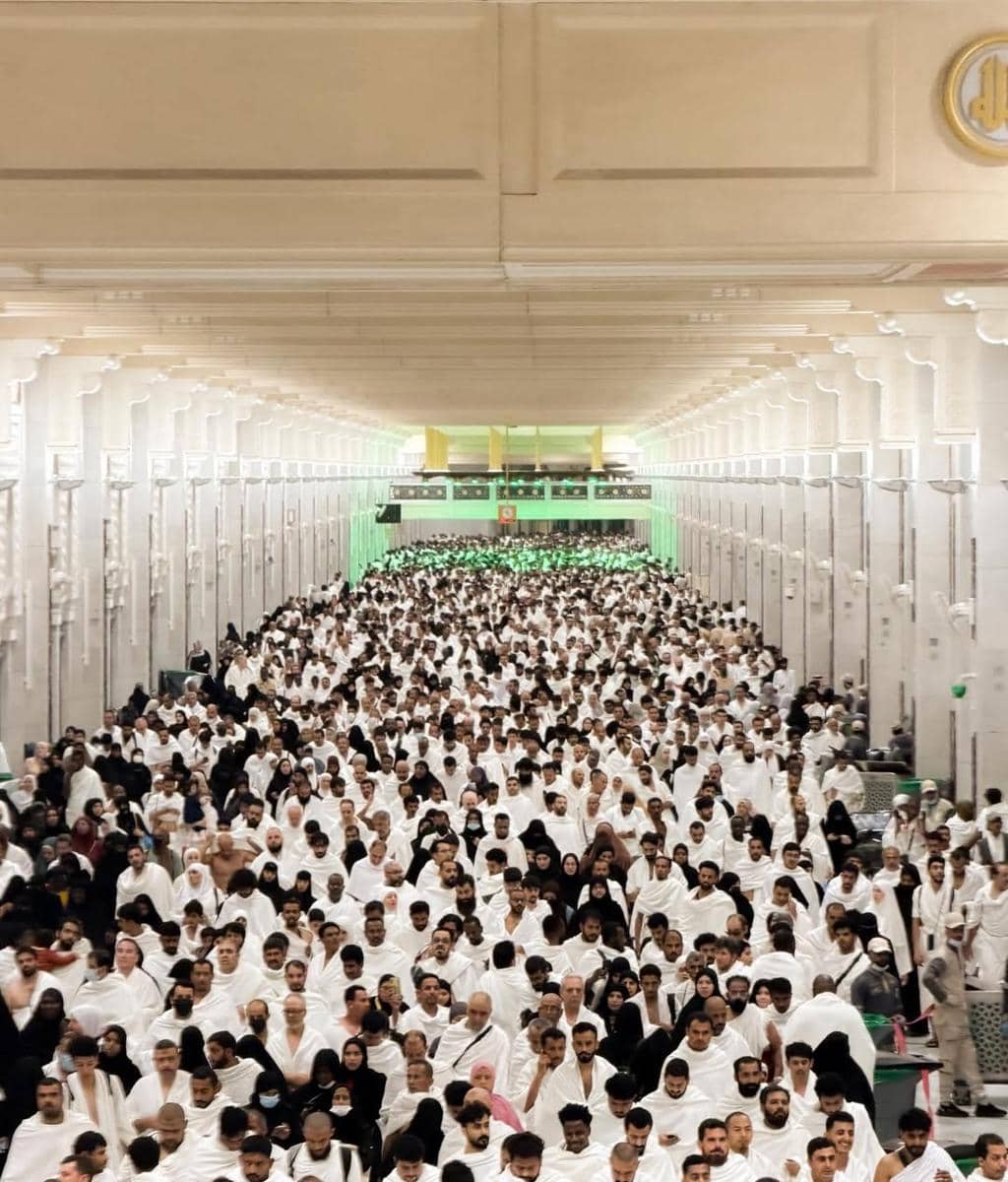 Wanda Hara melakukan tawaf di malam ke-25 Ramadan 2026