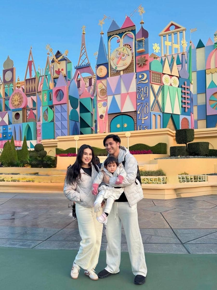 Kevin Aprilio dan keluarga berlibur ke Disneyland Tokyo