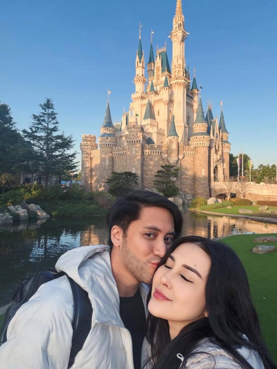 Kevin Aprilio dan keluarga berlibur ke Disneyland Tokyo