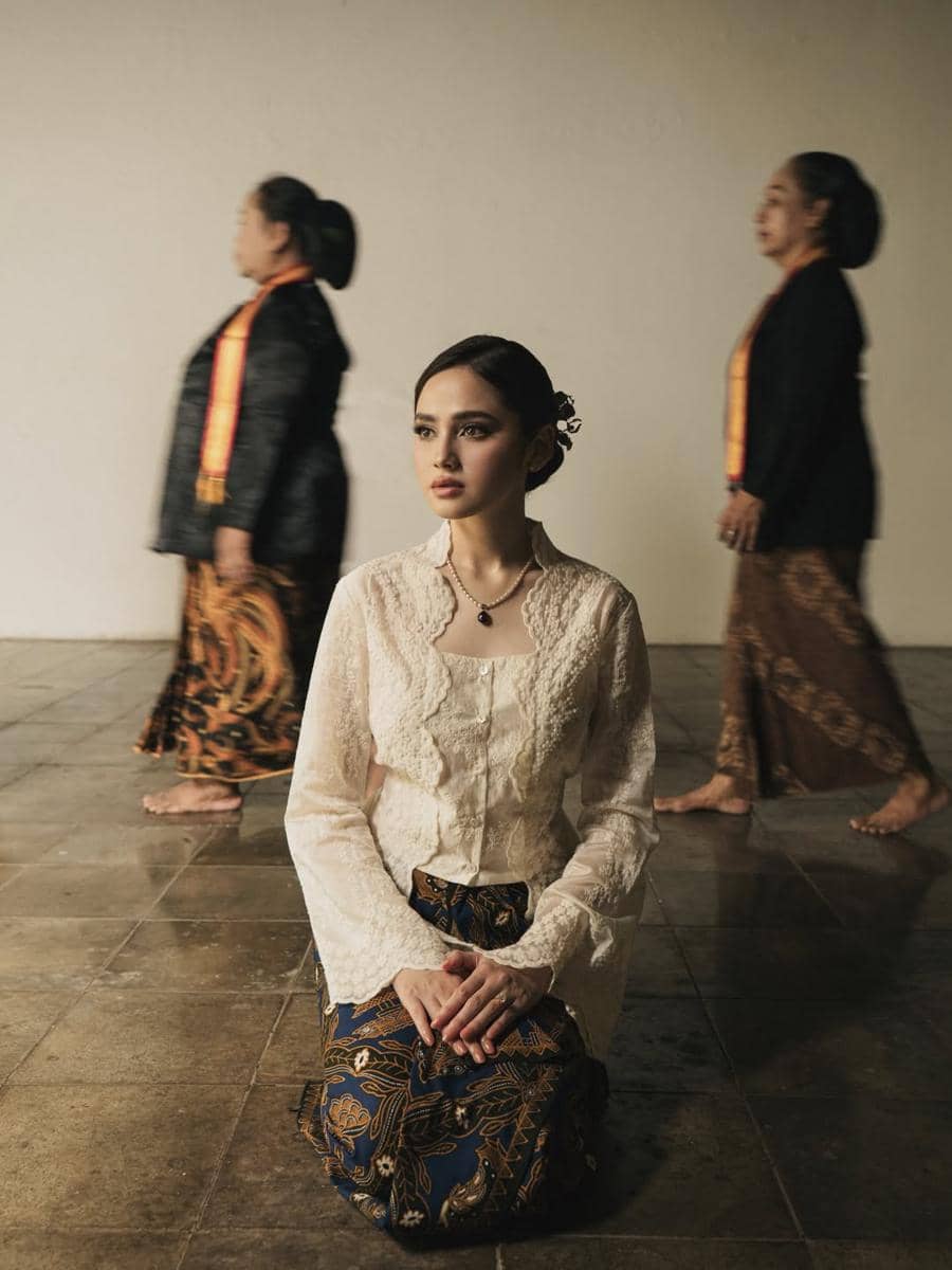 Prewedding El Rumi dan Syifa Hadju bertema budaya Jawa.