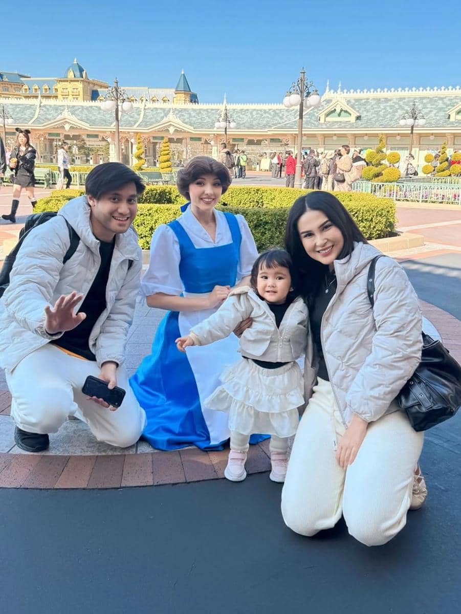 Kevin Aprilio dan keluarga berlibur ke Disneyland Tokyo