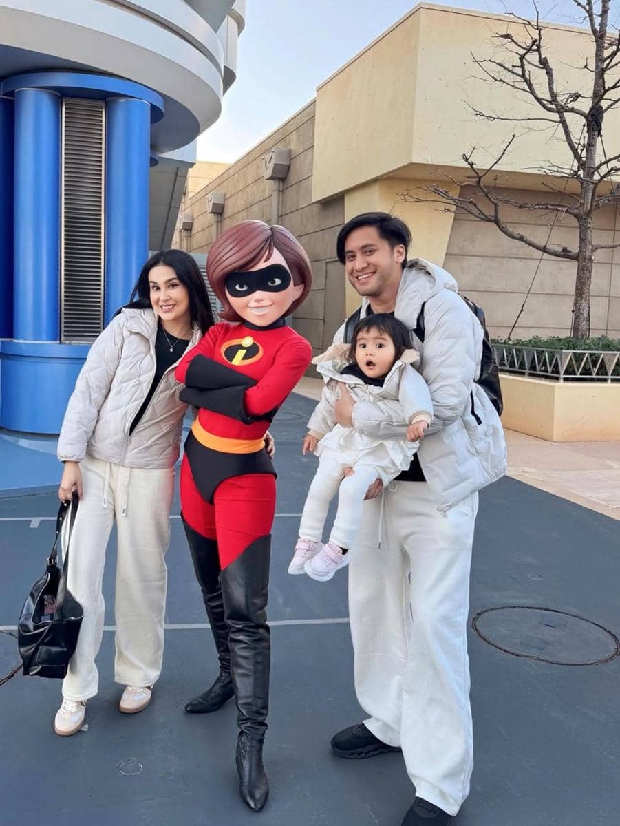 Kevin Aprilio dan keluarga berlibur ke Disneyland Tokyo