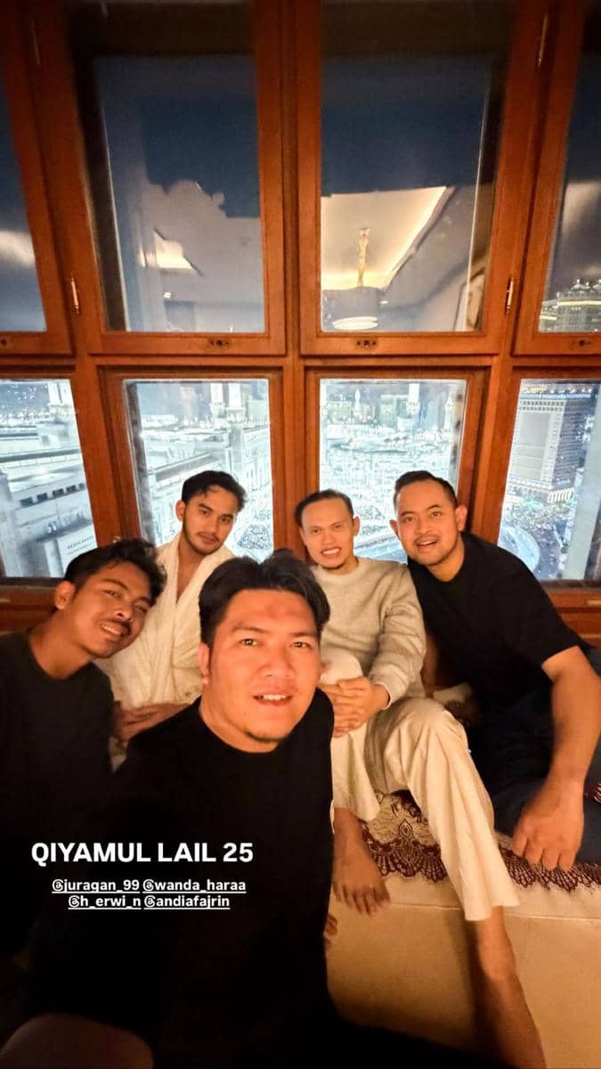 Wanda Hara melakukan tawaf di malam ke-25 Ramadan 2026