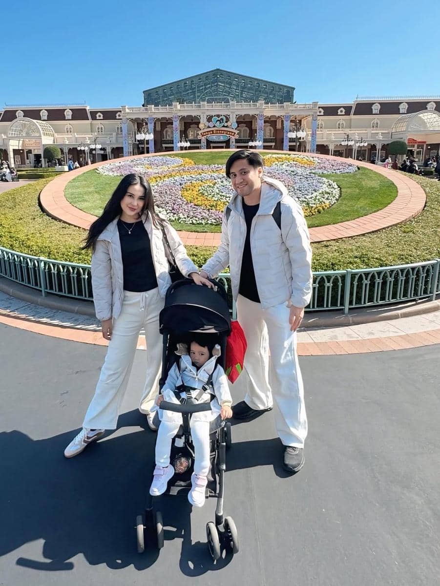 Kevin Aprilio dan keluarga berlibur ke Disneyland Tokyo