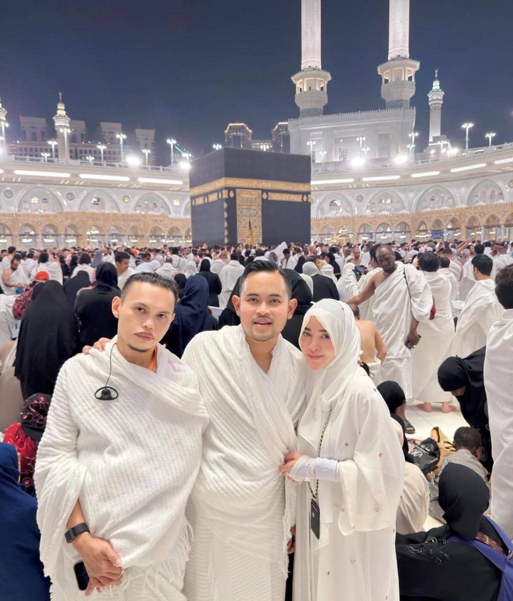 Wanda Hara melakukan tawaf di malam ke-25 Ramadan 2026