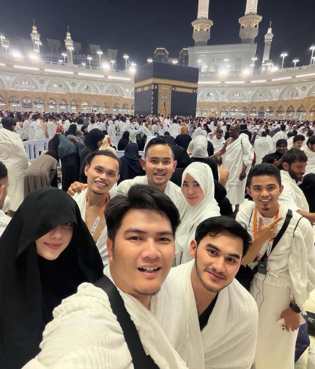 Wanda Hara melakukan tawaf di malam ke-25 Ramadan 2026