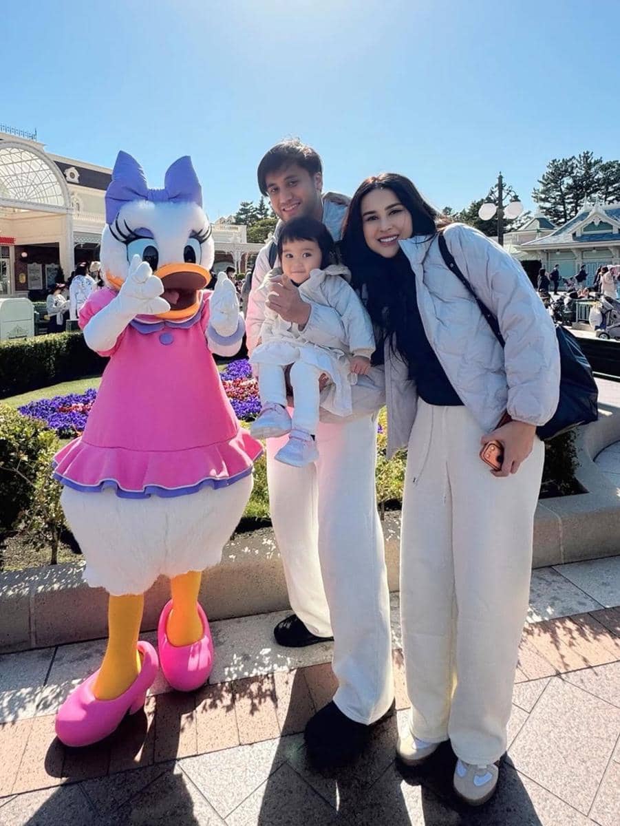 Kevin Aprilio dan keluarga berlibur ke Disneyland Tokyo