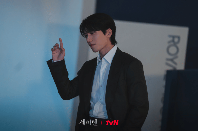 8 Kecerdikan Woo Seok sebagai Investigator Asuransi di Siren's Kiss