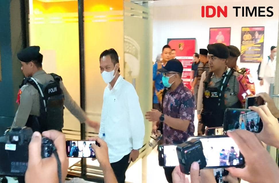 Penampakan Bupati Cilacap Keluar KPK, Bakal Lebaran di Rutan