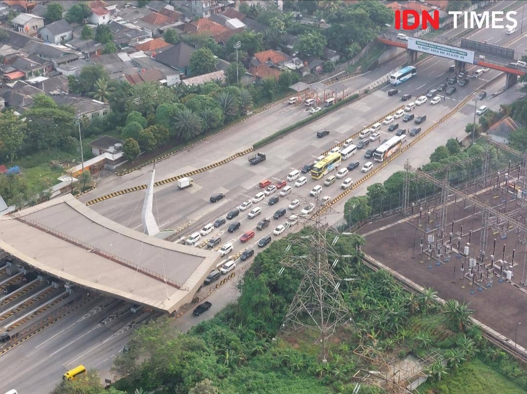 Pemudik melintasi Gerbang Tol Cikupa