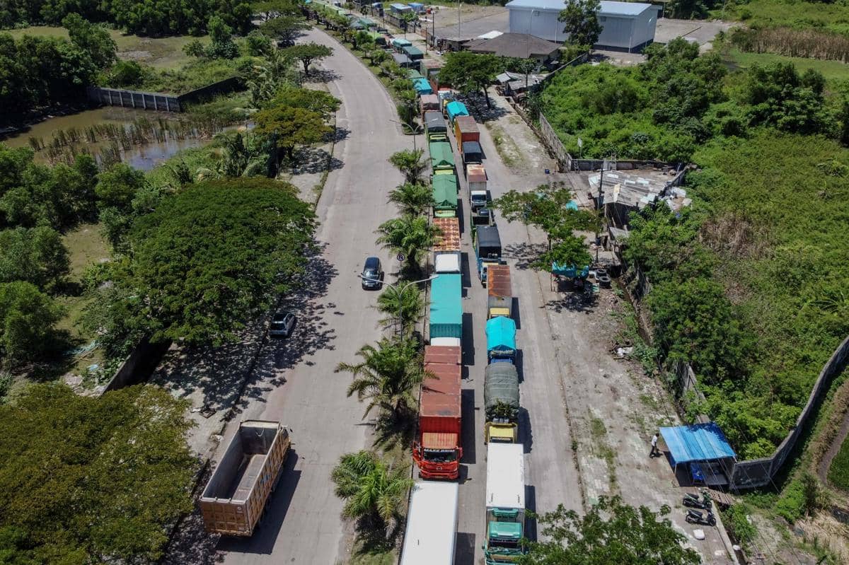 Antrean truk menuju Pelabuhan Ciwandan, Cilegon