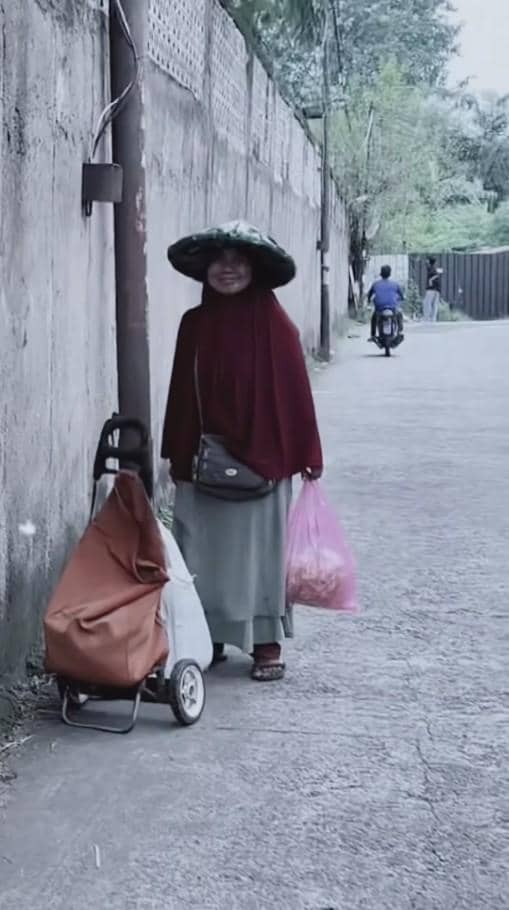 Felicya Angelista Borong Kue Lebaran Pedagang Keliling