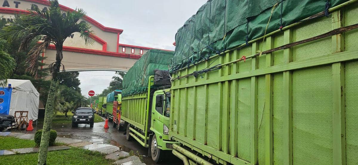 Proses penghentian kendaraan truk sumbu tiga yang beroperasi selama arus mudik lebaran di ruas Palembang-Betung (Dok: Ditlantas Polda Sumsel)