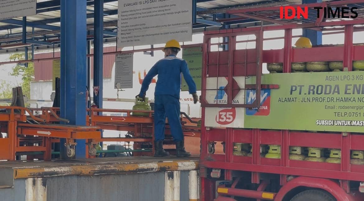 Pengisian elpiji di salah satu SPBE yang ada di Kota Padang (Foto:IDN Times/Halbert Caniago)