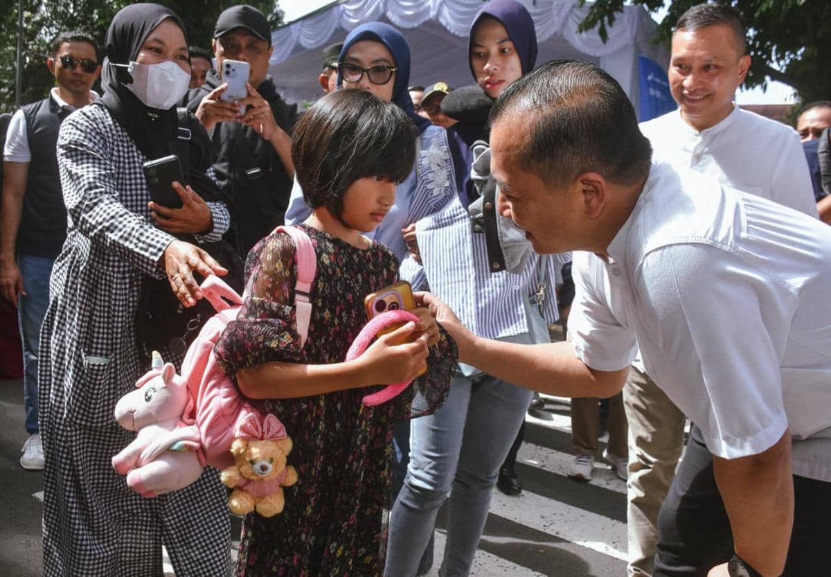 Gubernur NTB Lalu Muhamad Iqbal menyapa seorang anak.