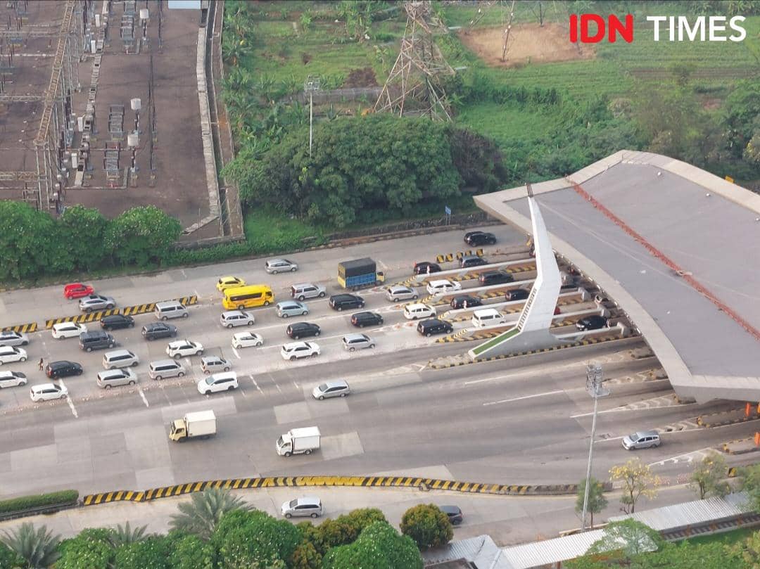 Pemudik melintasi Gerbang Tol Cikupa