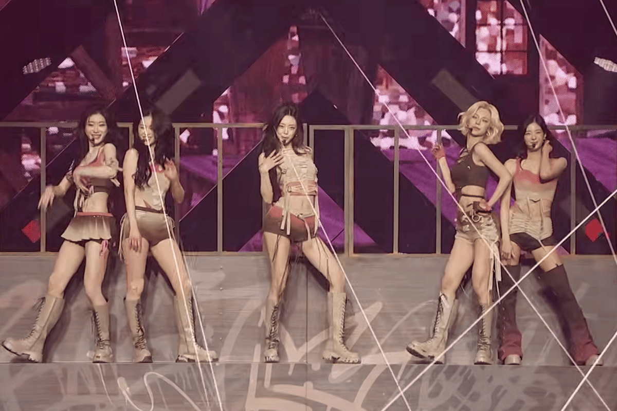 penampilan ITZY untuk lagu "THAT'S A NO NO" di konser World Tour ke-3 di Jamsil Stadium, Seoul