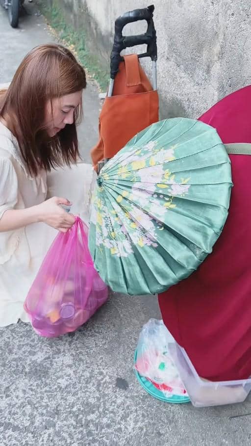 Felicya Angelista Borong Kue Lebaran Pedagang Keliling 