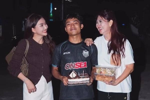 Menyentuh, Sarwendah Samperin Betrand Peto ke Lapangan untuk Rayain Ultah