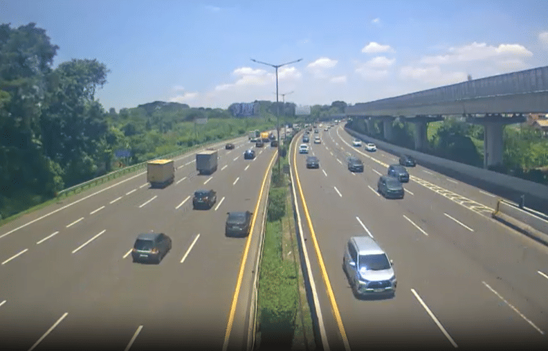 Arus Mudik dari Jakarta Menuju Tol Cikampek Lancar Malam Ini