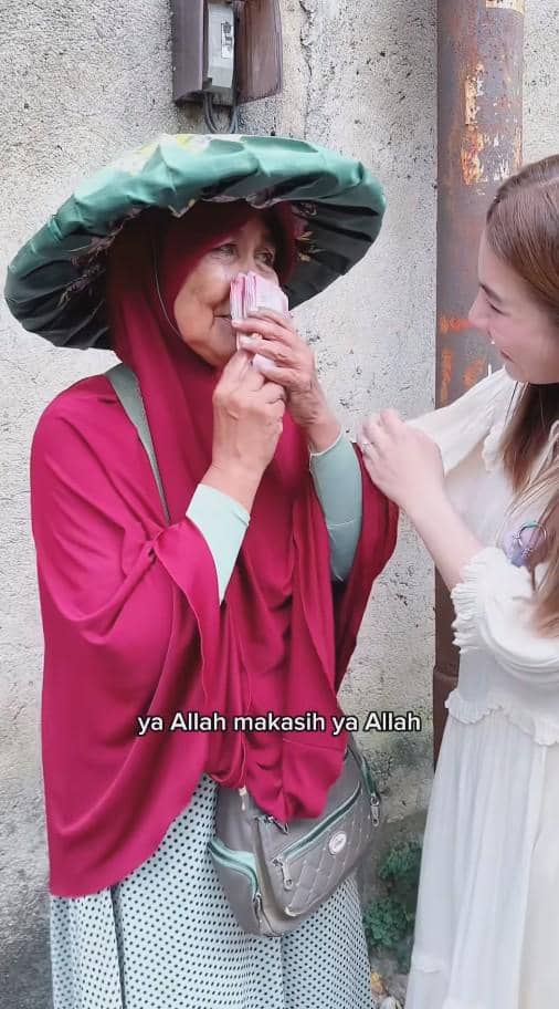 Felicya Angelista Borong Kue Lebaran Pedagang Keliling