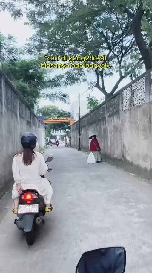 Felicya Angelista Borong Kue Lebaran Pedagang Keliling