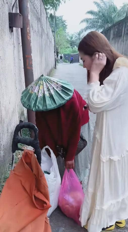 Felicya Angelista Borong Kue Lebaran Pedagang Keliling