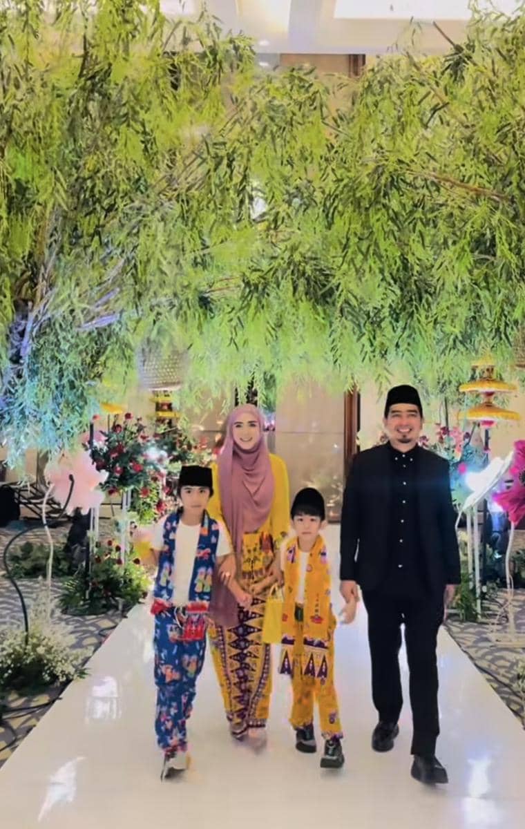 OOTD Keluarga April Jasmine-Ustaz Solmed (instagram.com/apriljasmine85)