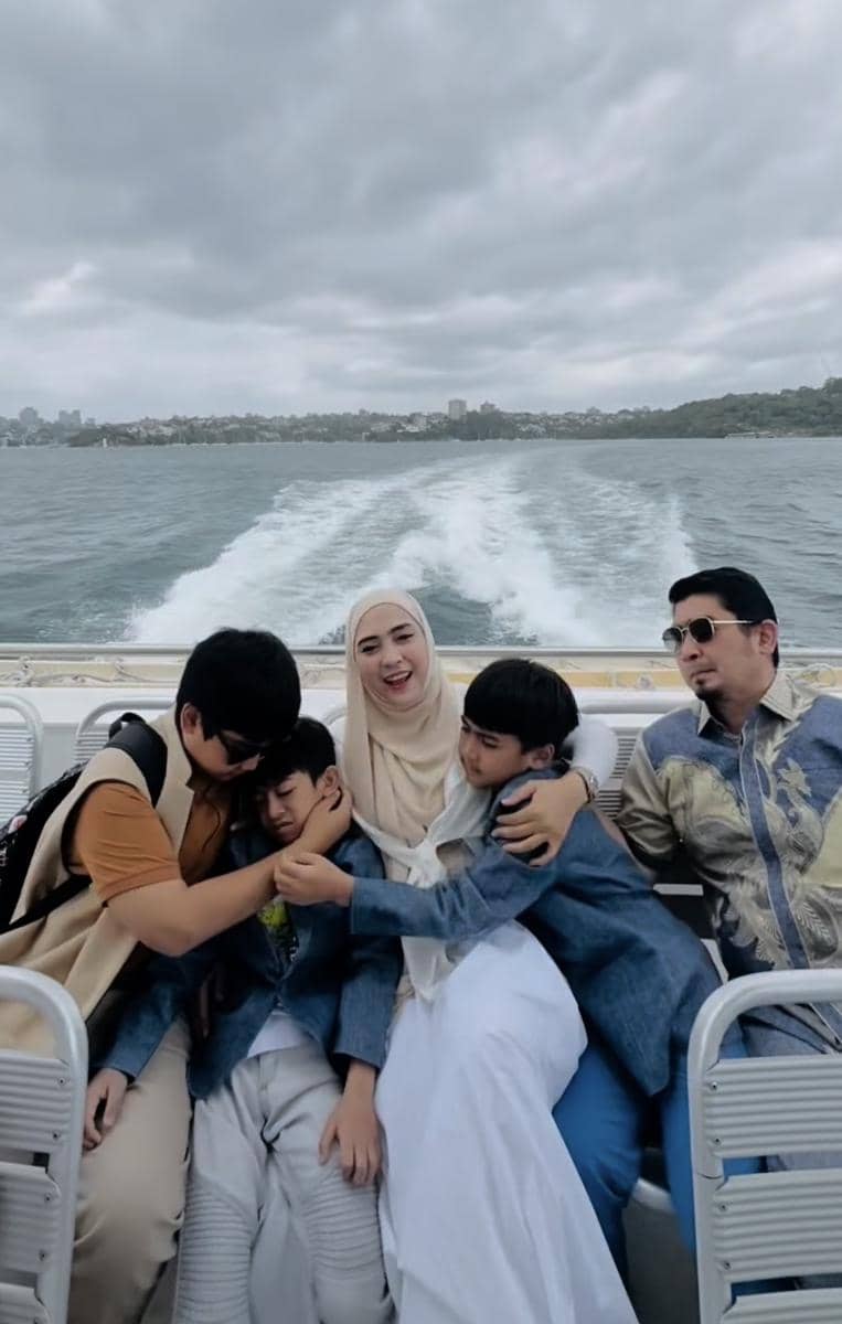 OOTD Keluarga April Jasmine-Ustaz Solmed (instagram.com/apriljasmine85)