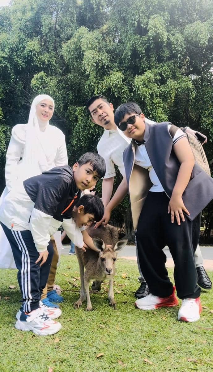 OOTD Keluarga April Jasmine-Ustaz Solmed (instagram.com/apriljasmine85)