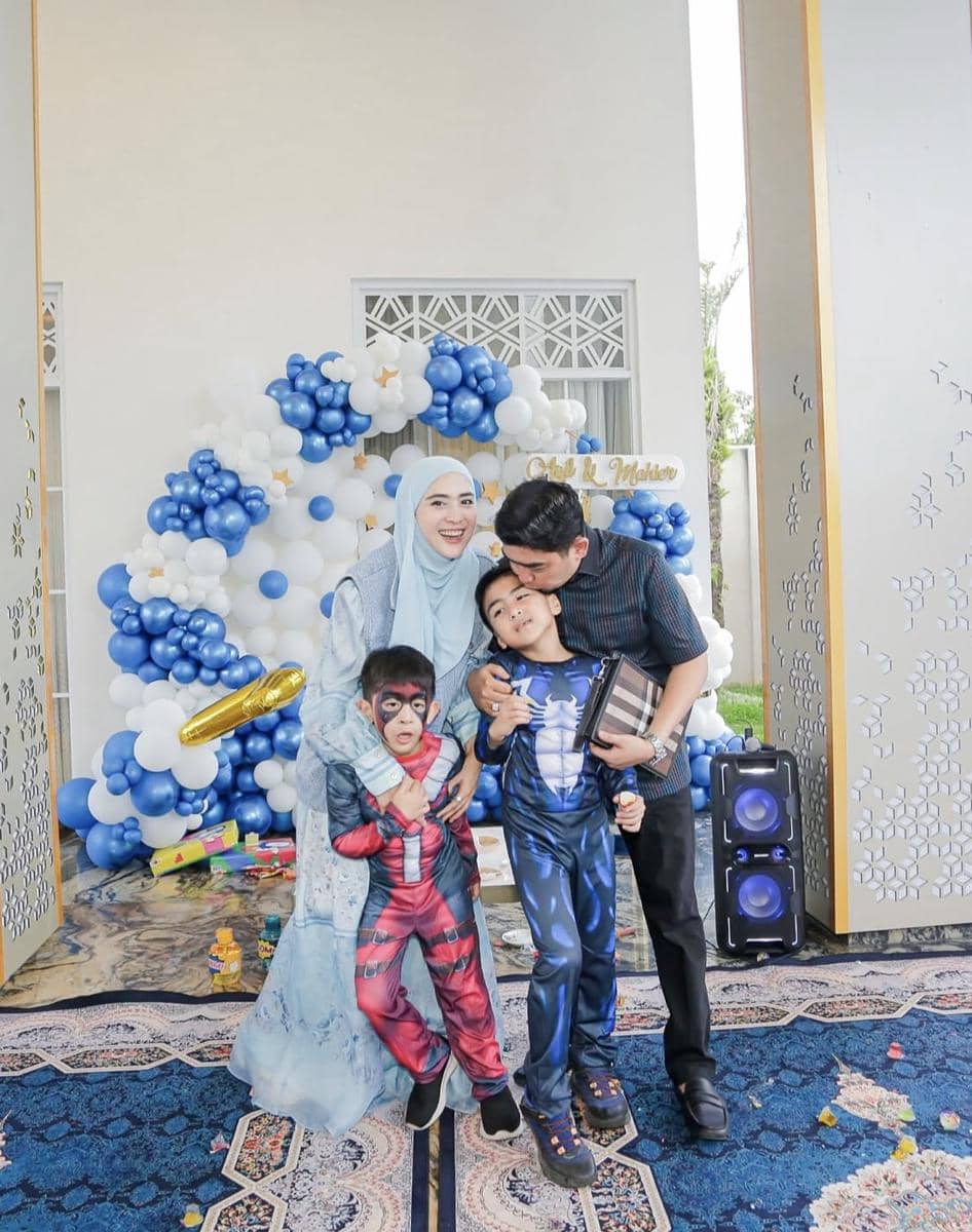 OOTD Keluarga April Jasmine-Ustaz Solmed (instagram.com/apriljasmine85)