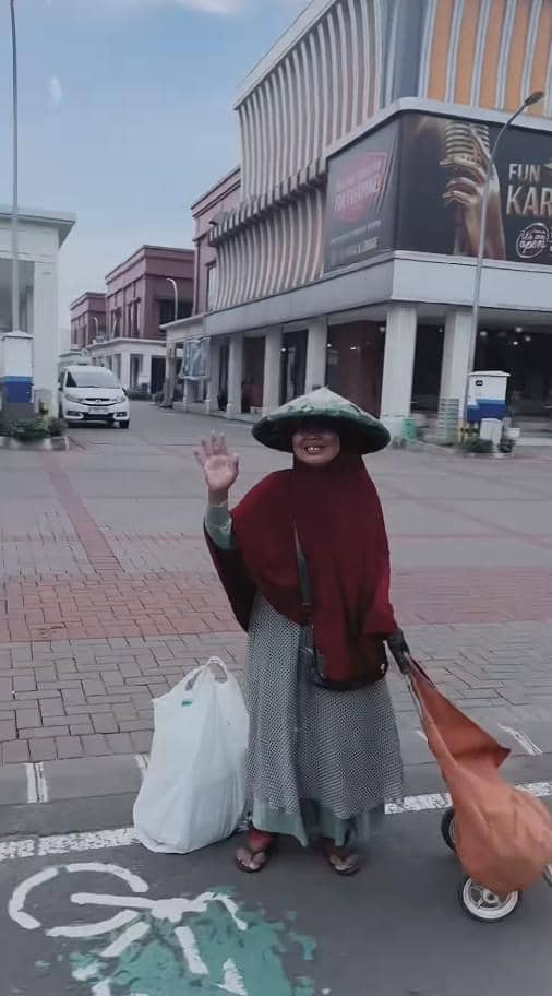 Felicya Angelista Borong Kue Lebaran Pedagang Keliling