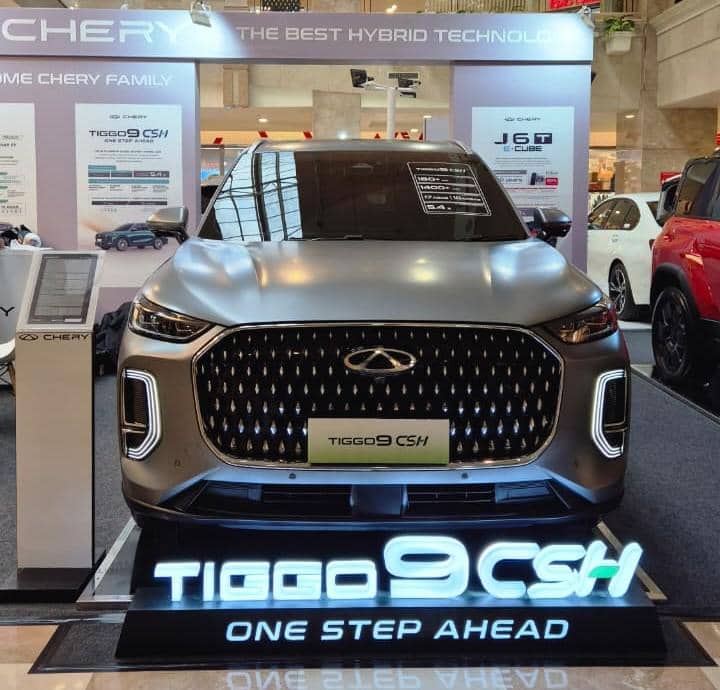 Foto 2_ Pengunjung dapat mencoba langsung TIGGO 9 CSH melalui sesi test drive, sehingga dapat merasakan performa kendaraan, kenyamanan kabin, serta teknologi yang ditawarkan di Puri Indah Mall..jpeg
