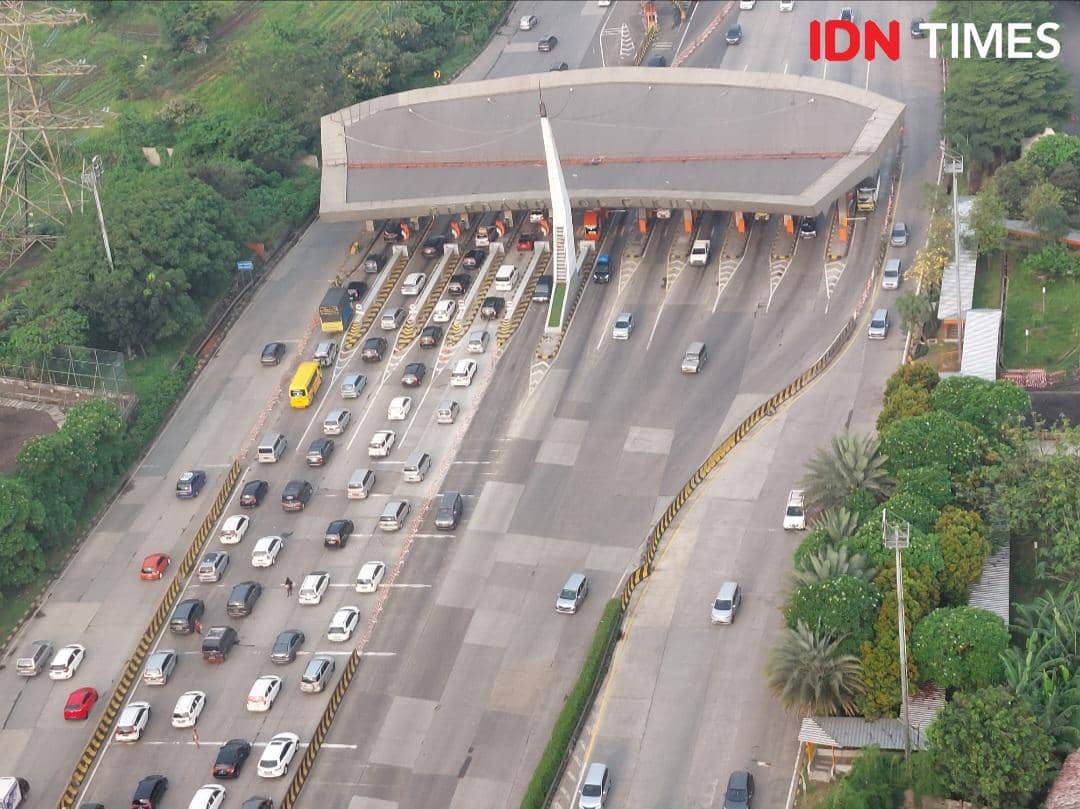 Pemudik melintasi Gerbang Tol Cikupa