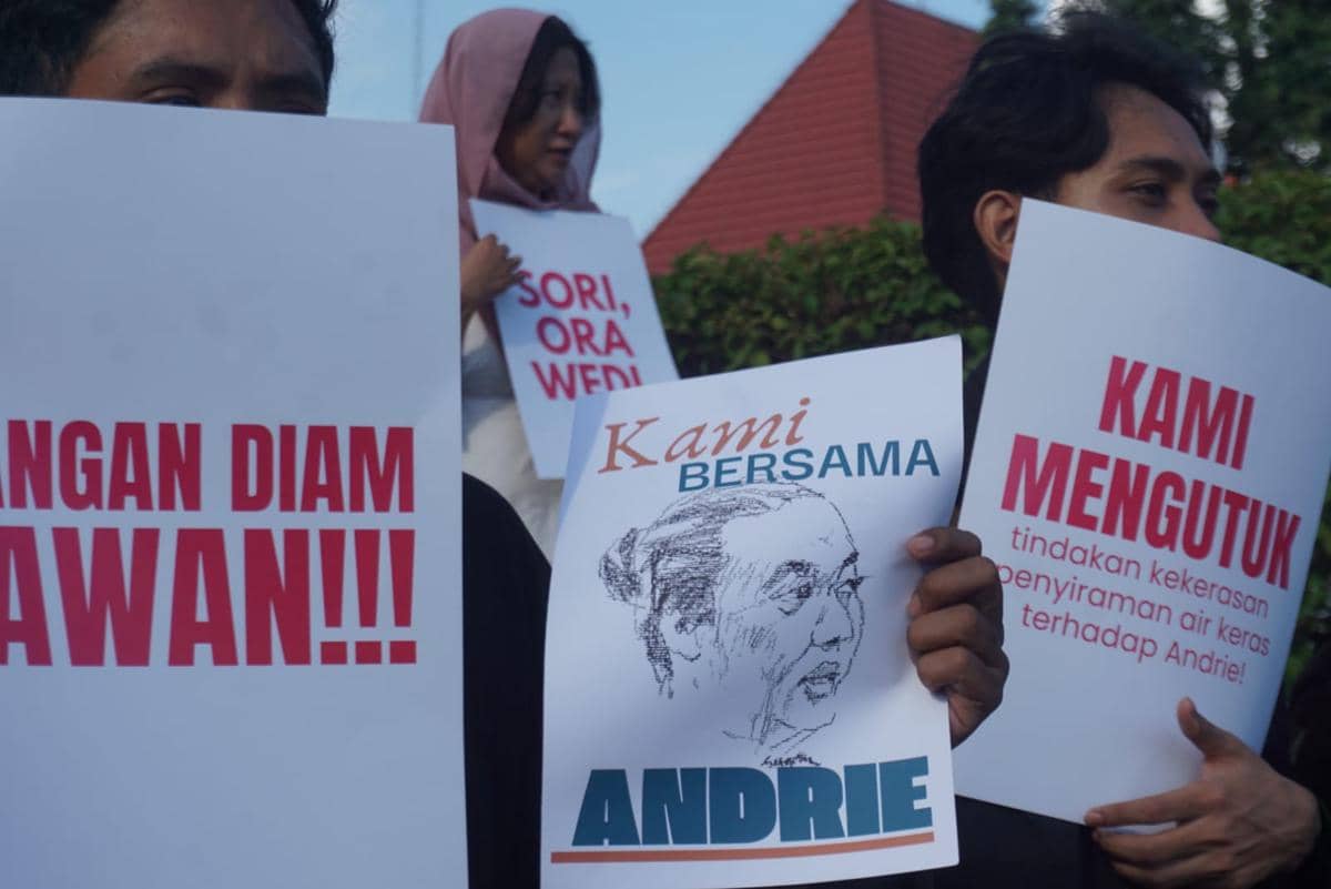 Aksi gerakan Masyarakat Sipil digelar di Bundaran UGM sebagai bentuk dukungan terhadap aktivis KontraS, Andri Yunus, yang disiram air keras.