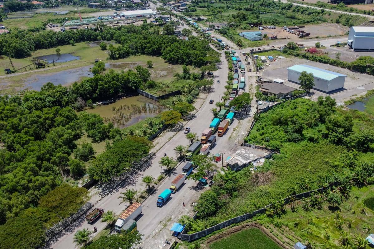 Antrean Truk Tujuan Sumatra mengular Menuju Pelabuhan Ciwandan