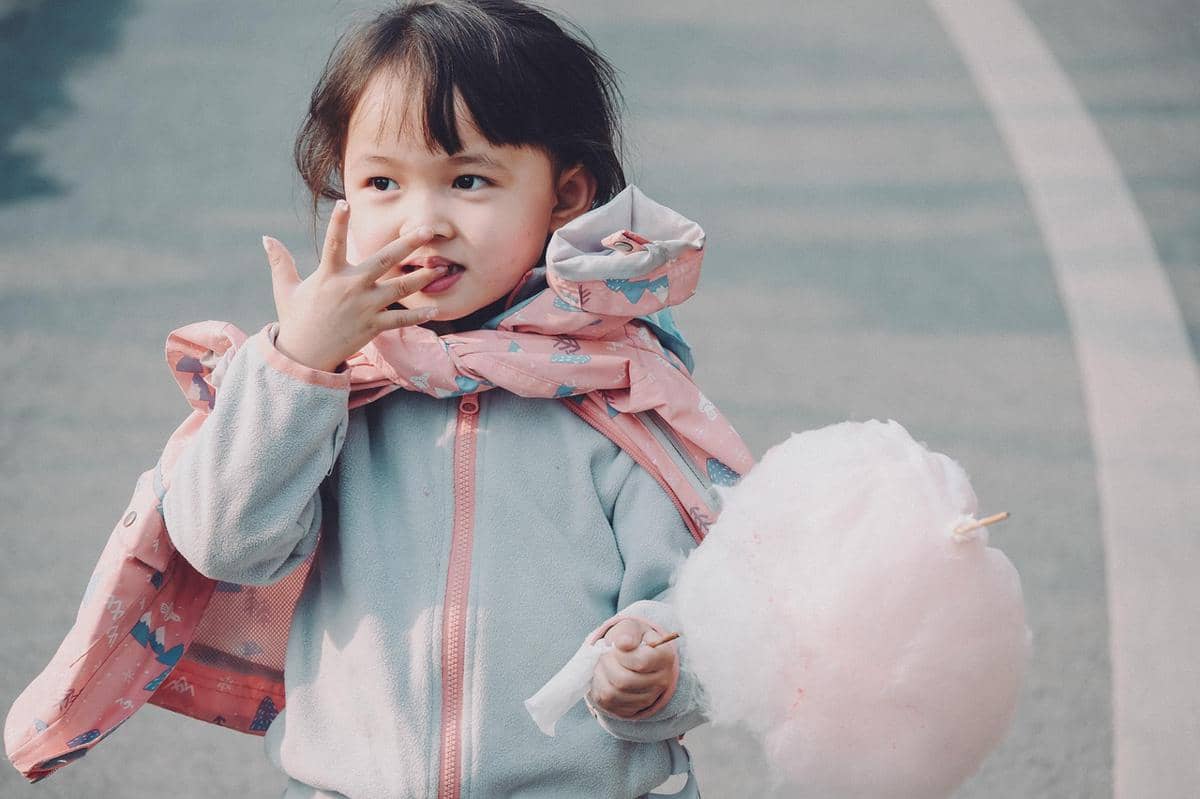 ilustrasi makan sambil berdiri