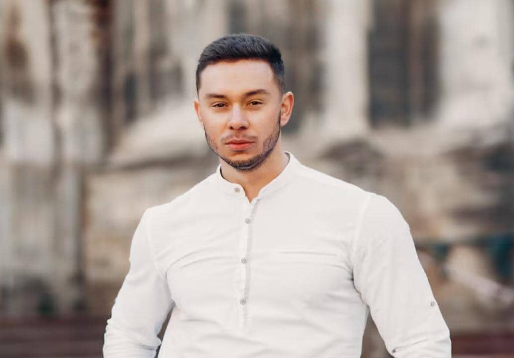 ilustrasi pria pakai baju koko putih