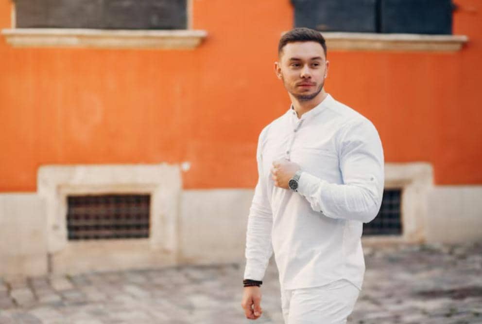 ilustrasi pria pakai baju koko putih