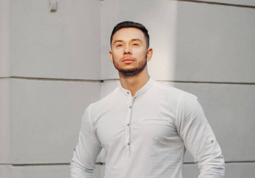 ilustrasi pria pakai baju koko putih