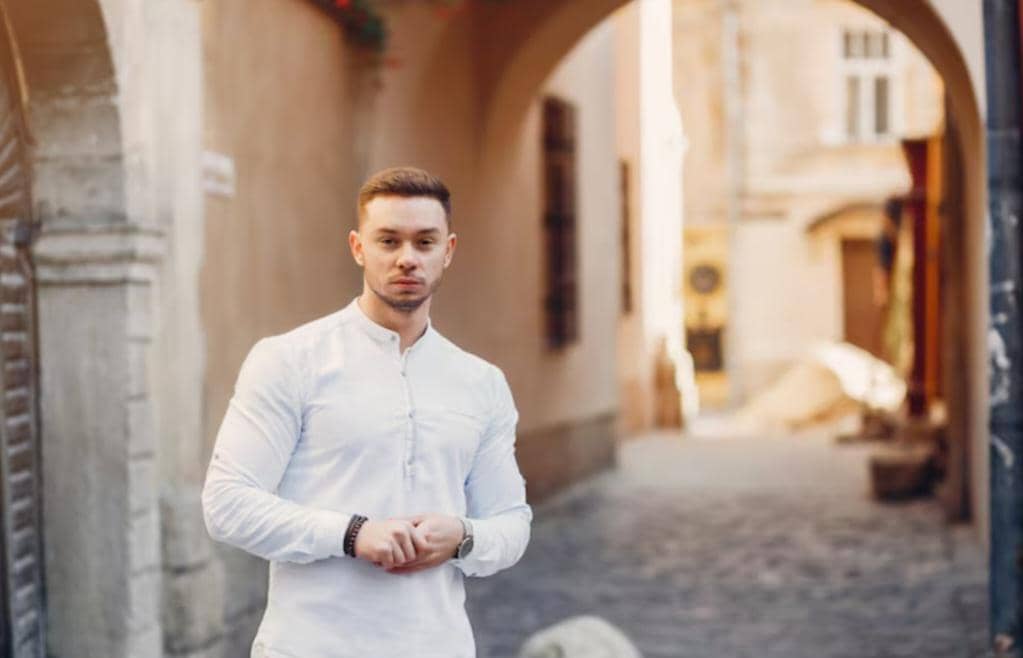 ilustrasi pria pakai baju koko putih