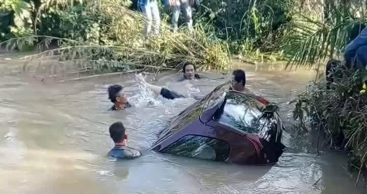 Mobil travel terjun ke Sungai Jernih di SP.9 Desa Harapan Makmur, Kecamatan Muara Lakitan, Kabupaten Musi Rawas pada Sabtu (14/3/2026).