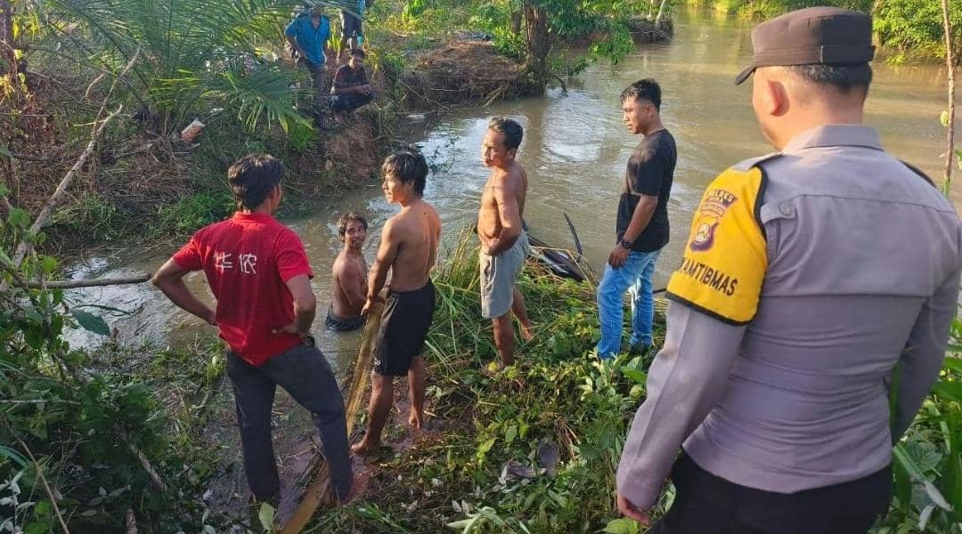 Mobil travel terjun ke Sungai Jernih di SP.9 Desa Harapan Makmur, Kecamatan Muara Lakitan, Kabupaten Musi Rawas pada Sabtu (14/3/2026).