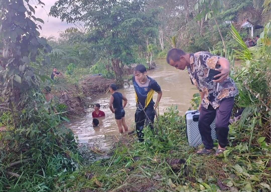 Mobil Travel Terjun ke Sungai di Muara Lakitan, 2 Penumpang Tewas