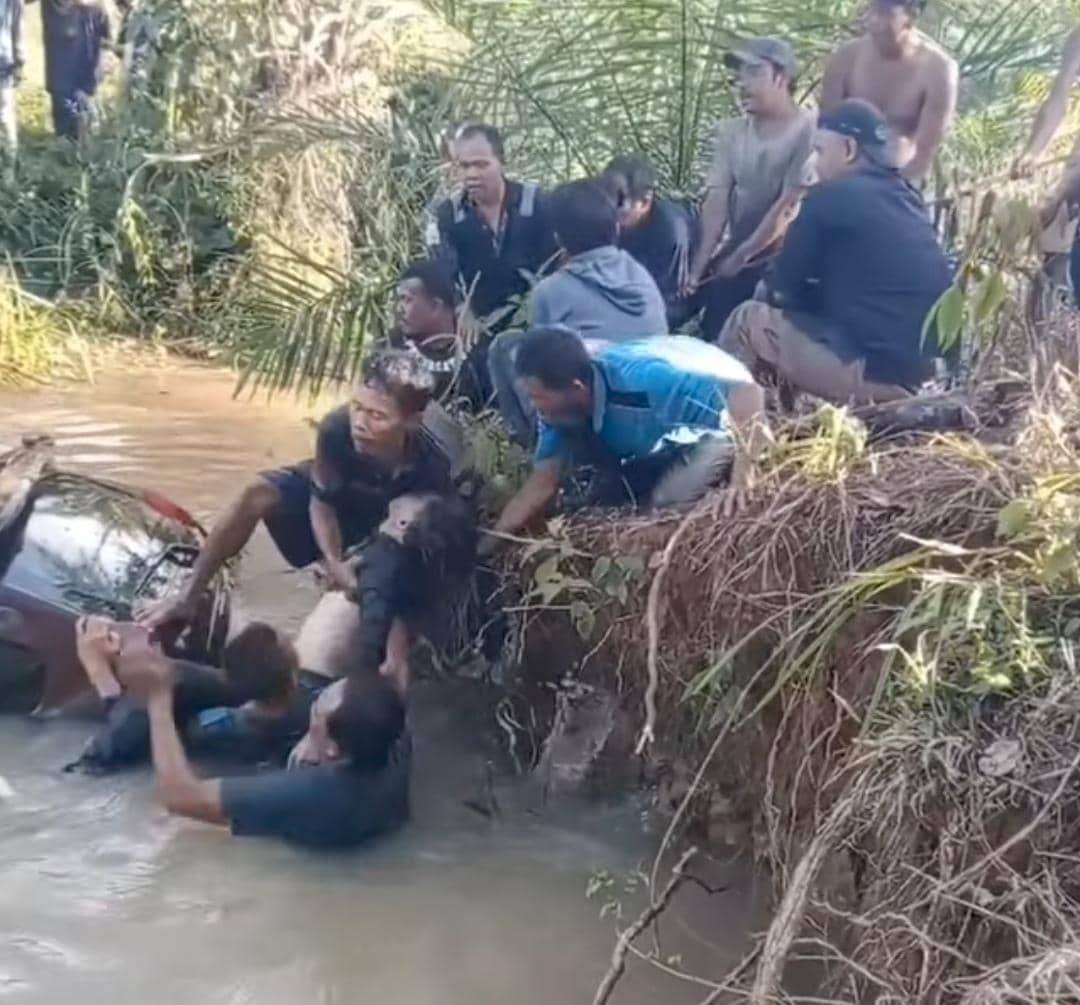 Mobil travel terjun ke Sungai Jernih di SP.9 Desa Harapan Makmur, Kecamatan Muara Lakitan, Kabupaten Musi Rawas pada Sabtu (14/3/2026).