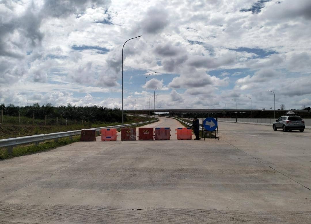 Petugas melakukan rekayasa lalulintas di ruas Tol Paltung. (Dok. IDN Times)