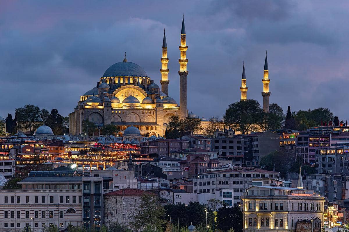 Masjid Süleymaniye yang terletak di Istanbul, Turki. Masjid ini dirancang oleh arsitek terkenal Mimar Sinan atas perintah Sultan Suleiman Agung dan selesai dibangun pada tahun 1557.