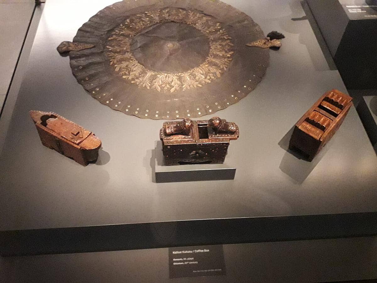 Kahue Kutusu atau Kotak Kopi dari era Ottoman abad ke-20. Barang-barang ini merupakan bagian dari koleksi sejarah atau barang antik yang menunjukkan tradisi penyajian kopi di masa lalu.